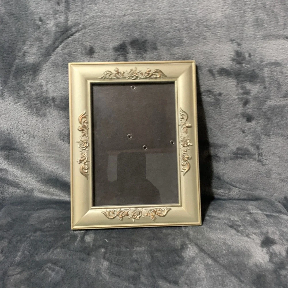 Victorian Style Picture Frame 4.5x6.5 in Ornate Rose Scroll Champagne Gold EUC